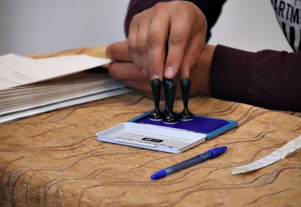 ALEGERI PREZIDENȚIALE 2025. POLIȚIA FACE ANCHETE DUPĂ CE ROMÂNII DIN DIASPORA ȘI-AU FILMAT BULETINELE DE VOT