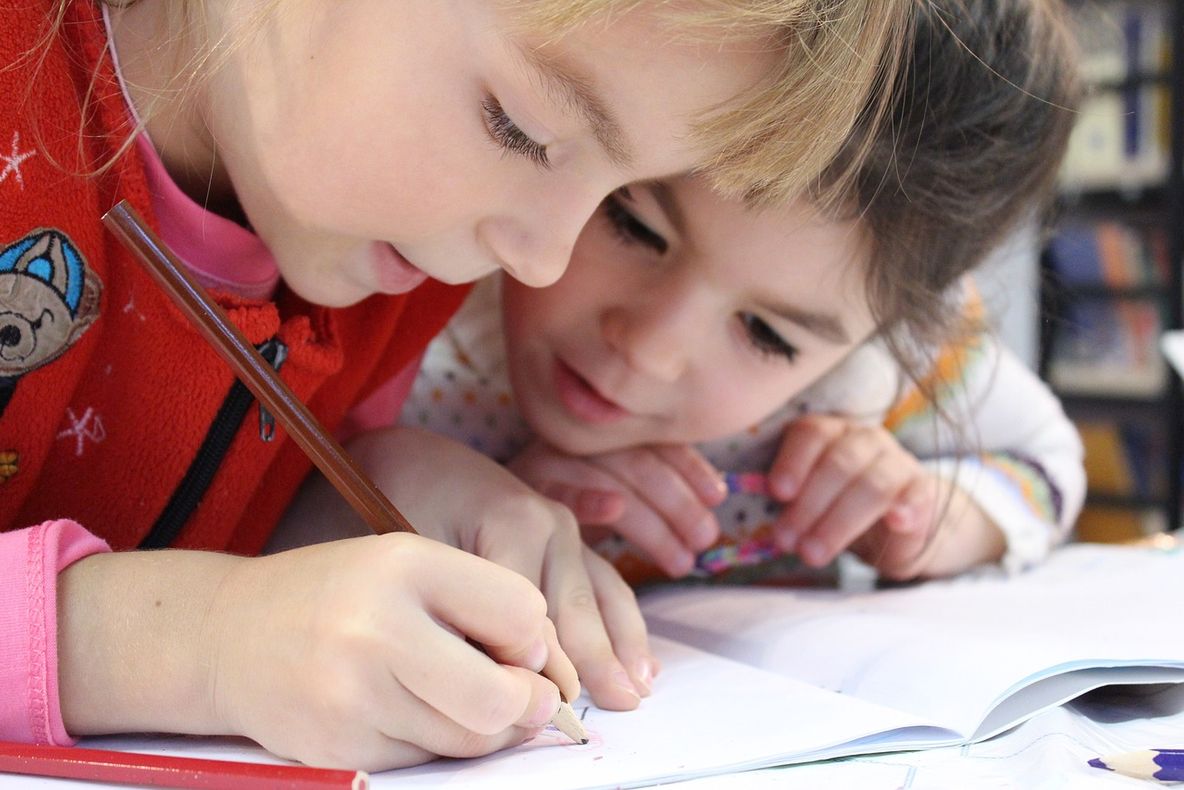 EDUCAȚIA DIN ROMÂNIA, TOT MAI SCUMPĂ ȘI MAI SLABĂ. FAMILIILE PLĂTESC, STATUL ÎNTÂRZIE