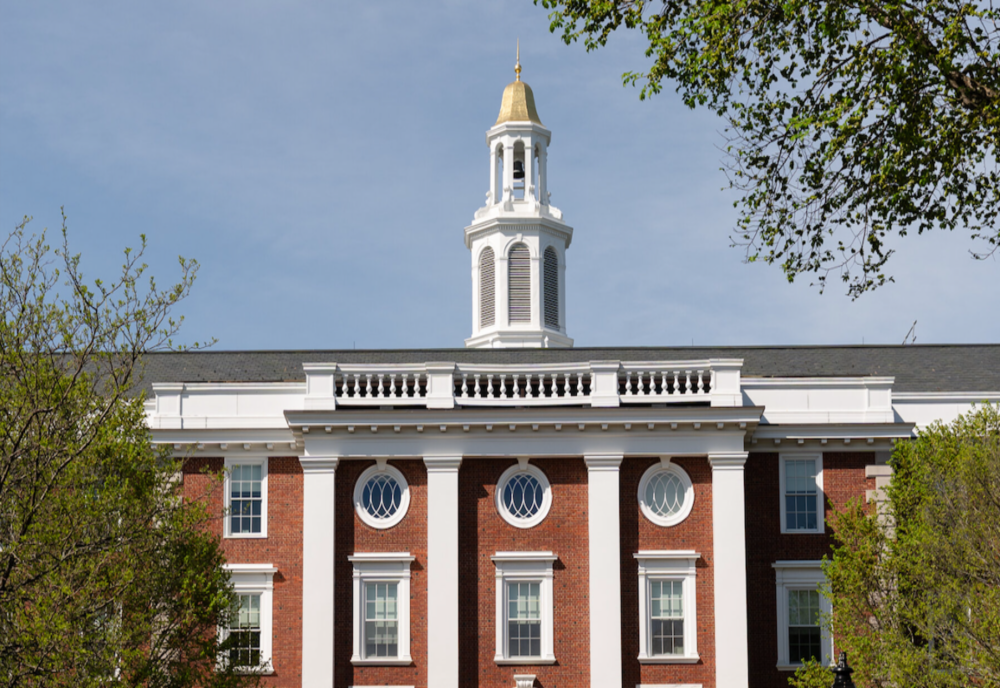 TRUMP SUSPENDĂ TEMPORAR ACCESUL STUDENȚILOR INTERNAȚIONALI LA HARVARD, INVOCÂND MOTIVE DE SECURITATE NAȚIONALĂ 