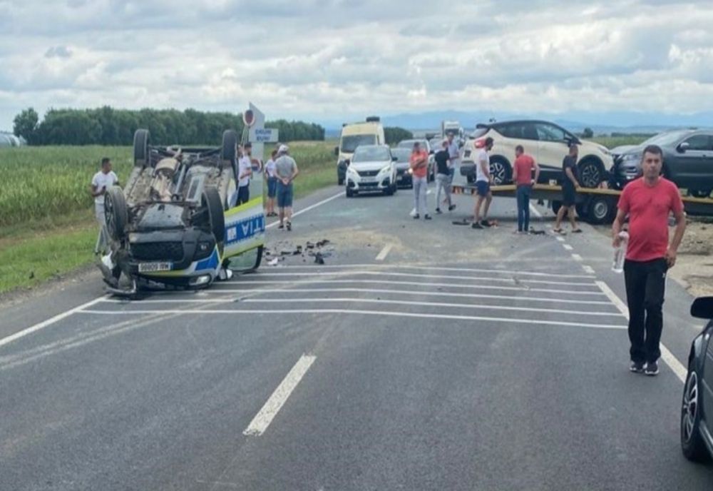 ACCIDENT GRAV ÎN TIMIȘ: AUTOSPECIALĂ DE POLIȚIE RĂSTURNATĂ. UN AGENT ESTE ÎNCARCERAT
