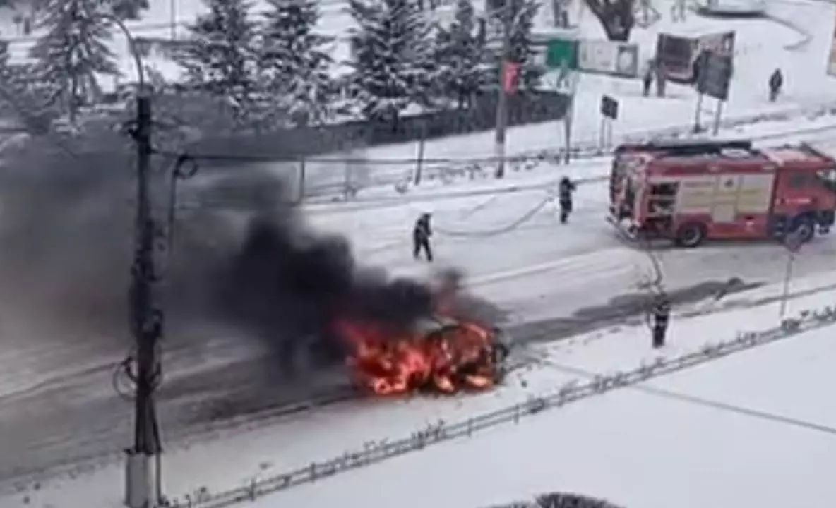 Incendiu violent pe o șosea din Giurgiu.  O mașină a fost mistuită de flăcări