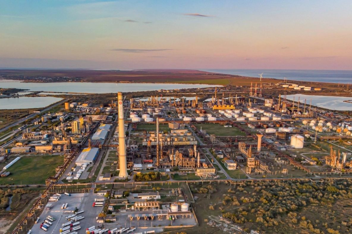 Rompetrol vine cu explicații după aglomerația de la Petromidia: „Stocurile de carburanți sunt peste medie”