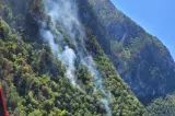 Două elicoptere intervin la Băile Herculane pentru stingerea incendiului de litieră și fond forestier