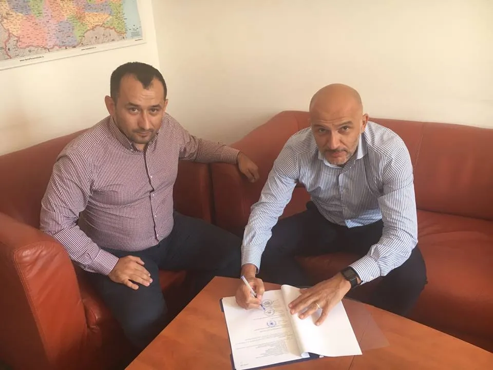 Adrian Torma primarul orașului Moldova Nouă și Sorin Maxim directorul ADR Veste semnează un contract de finanțare pe fonduri europenee