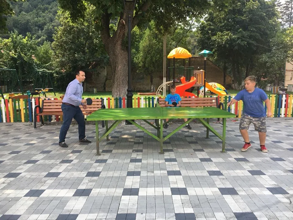 Primarul Adrian Torma joacă ping pong cu copiii în parc