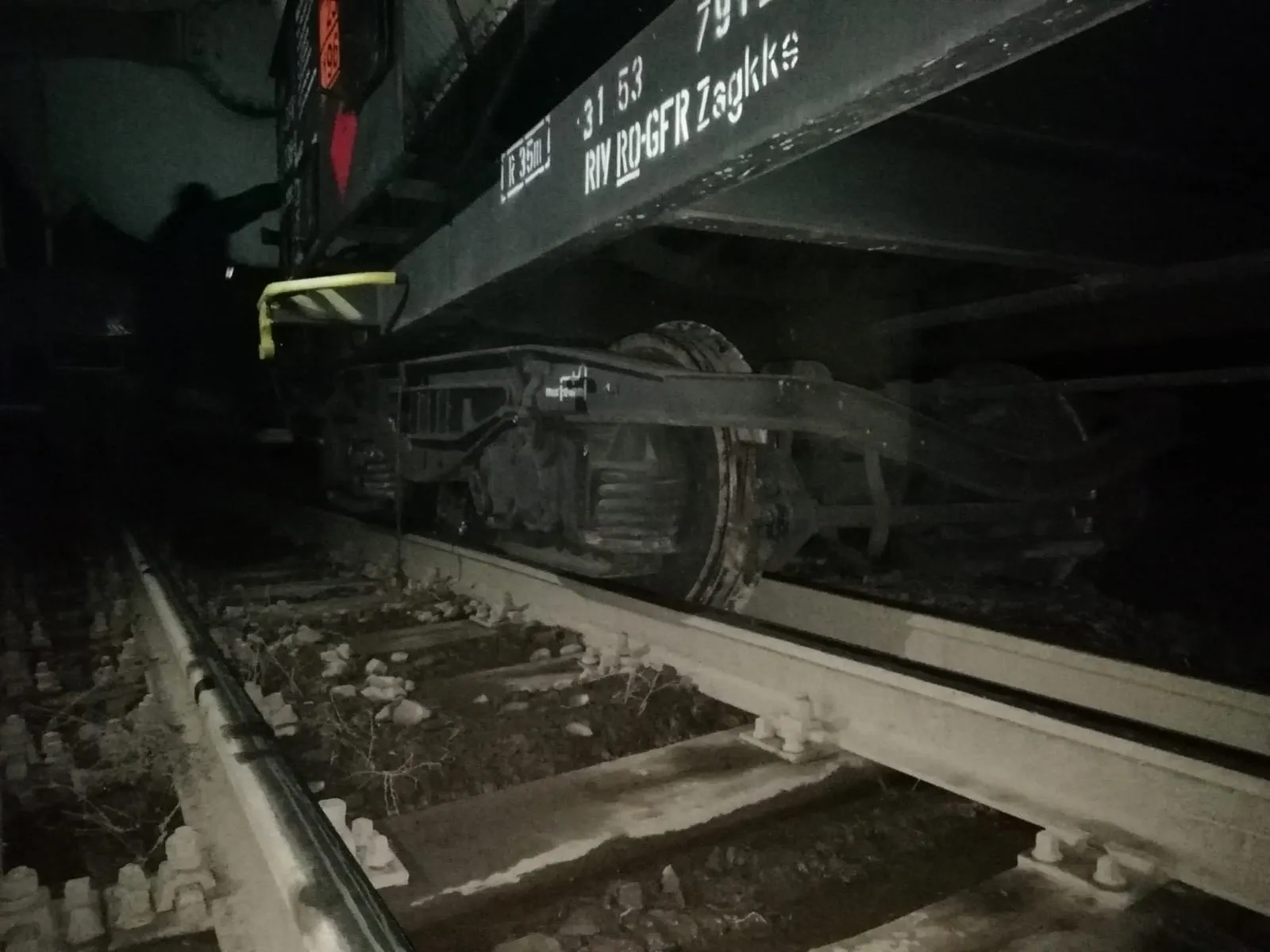 Un vagon din compunerea unui tren privat de marfă a deraiat de un boghiu la ieşire din staţia Topleţ, circulația feroviară blocată pe Magistrala Timișoara-București (3)
