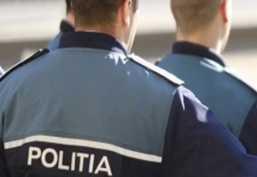 Un bărbat care a recurs la acte obscene într-o școală, căutat de polițiști