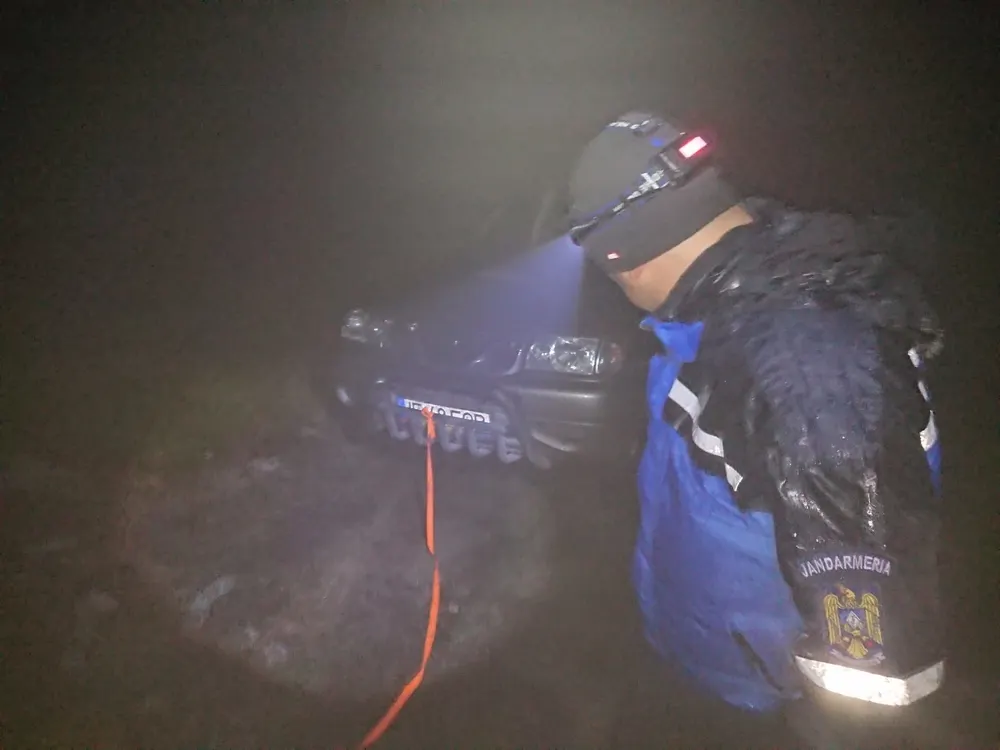 O familie cu un bebeluș în vârstă de 10 luni a fost salvată de jandarmi