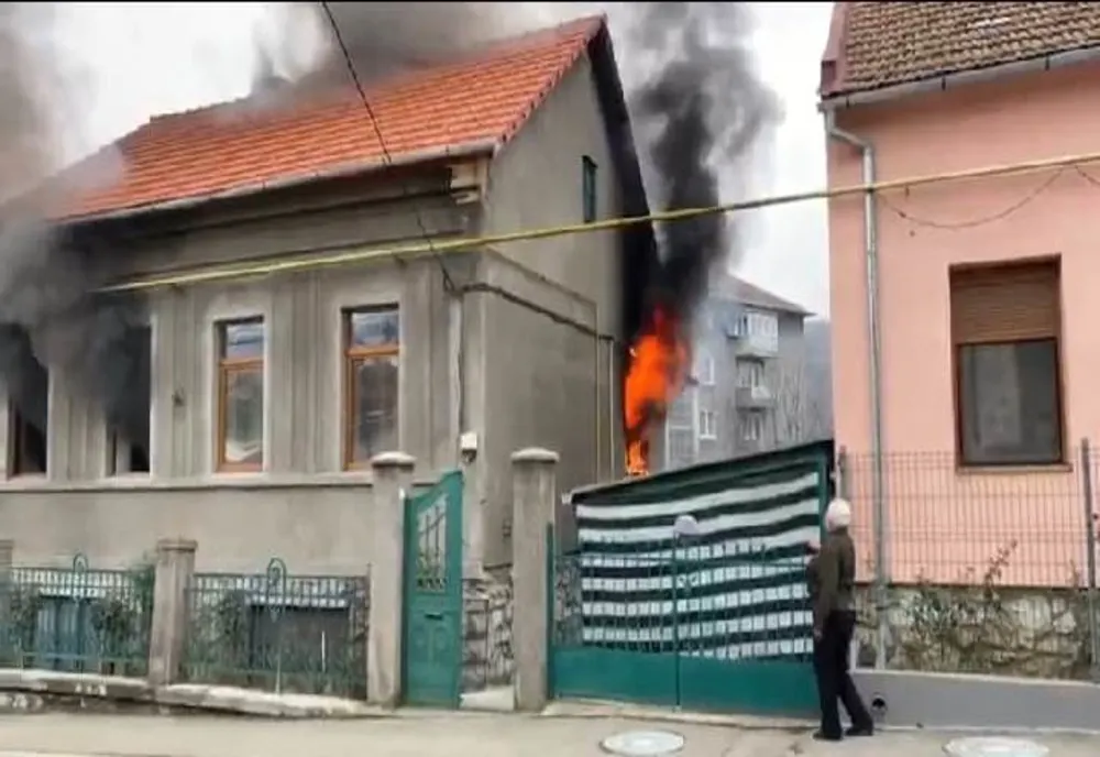 Pompierii militar se luptă cu flăcări uriașe pe strada Pictor Andreescu din Reșița VIDEO