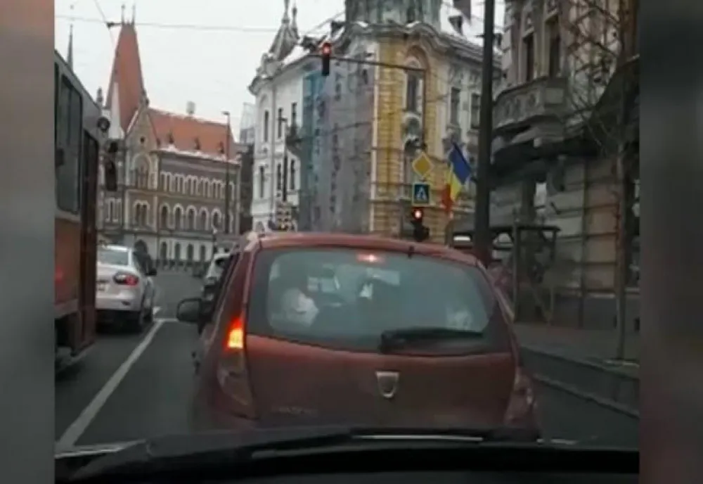VIDEO. Copil transportat deasupra portbagajului, în Cluj-Napoca