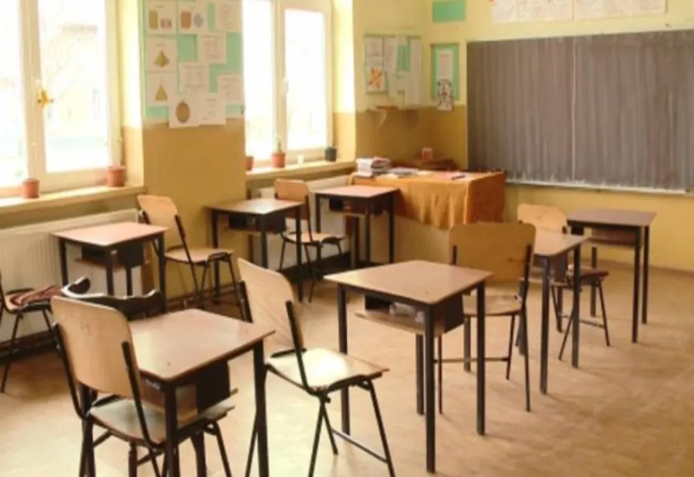 Director de scoala audiat la Politie, elevele îl acuză de hărțuire
