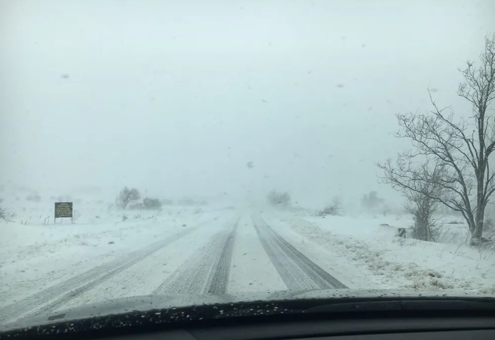 Cod galben de vânt și ninsori în zona montană din Caraș-Severin și Hunedoara