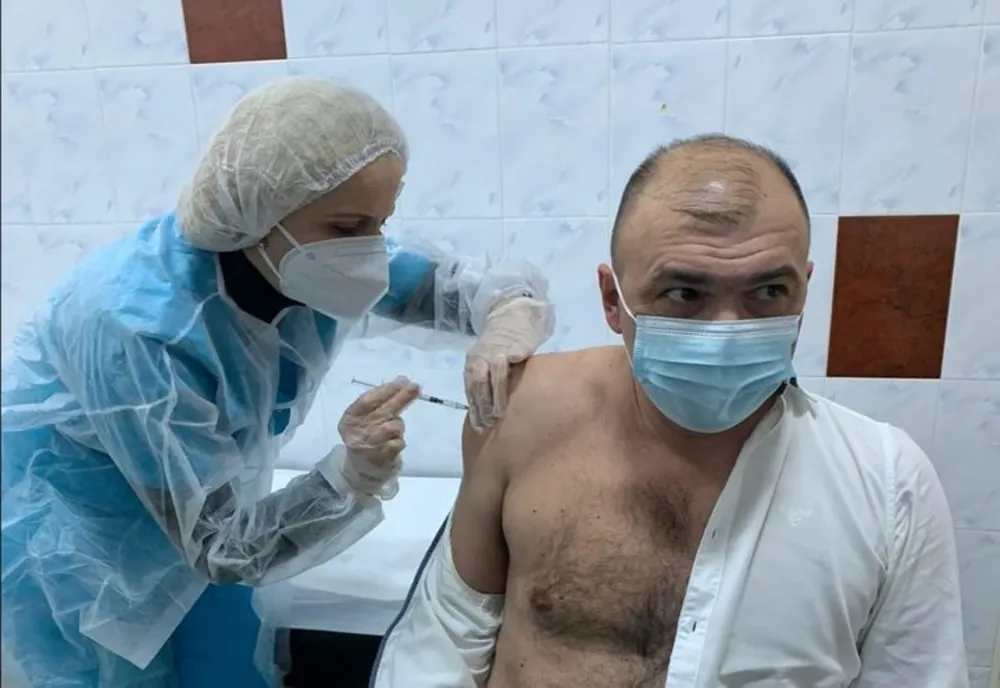 Primarul din Caransebeș, suspectat că a sărit rândul la vaccin