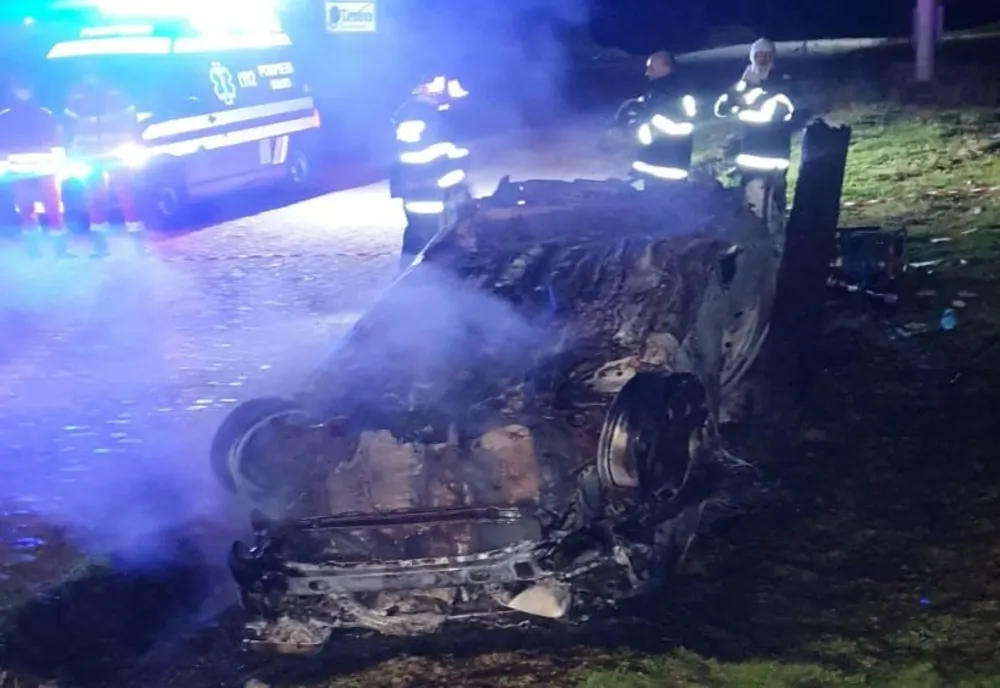 Accident mortal în Caraș-Severin. Un șofer și-a pierdut viața după ce s-a răsturnat cu mașina iar autoturismul a luat foc