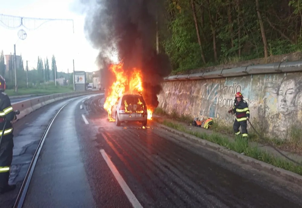 Mașină în flăcări, la Reșița