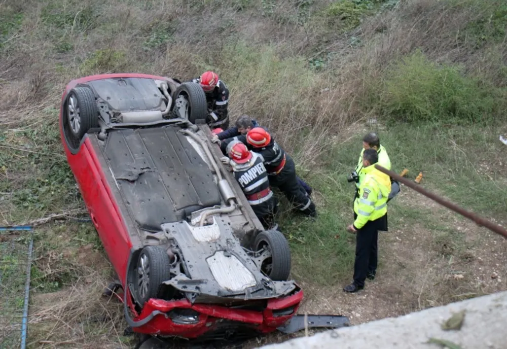Copil mort după ce mașina condusă de mama lui s-a răsturnat. Femeia nu avea carnet de conduere