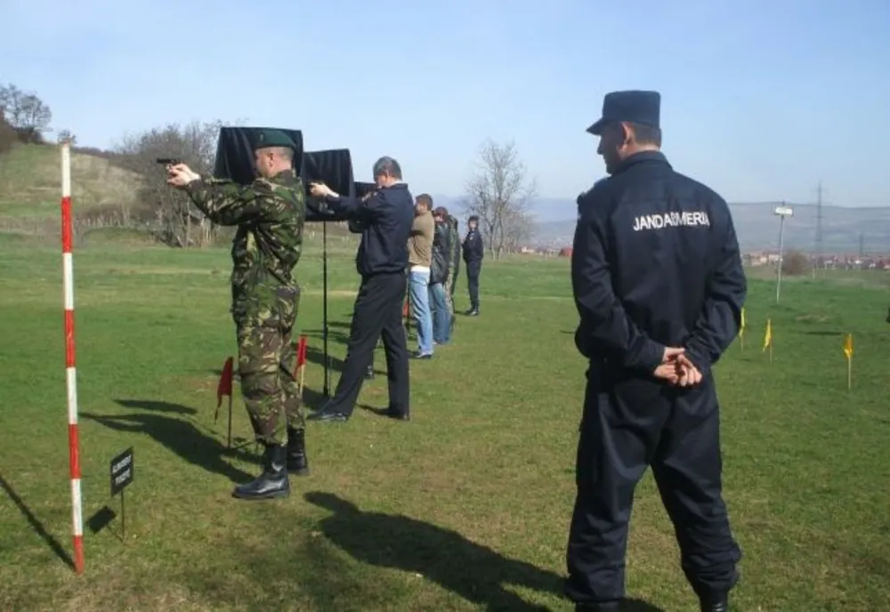Atenție, se trage cu muniție de război: ocoliți locul