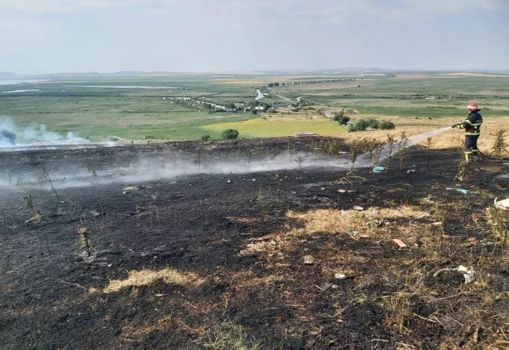 Un bărbat a fost găsit decedat pe un teren cuprins de un incendiu de vegetaţie uscată