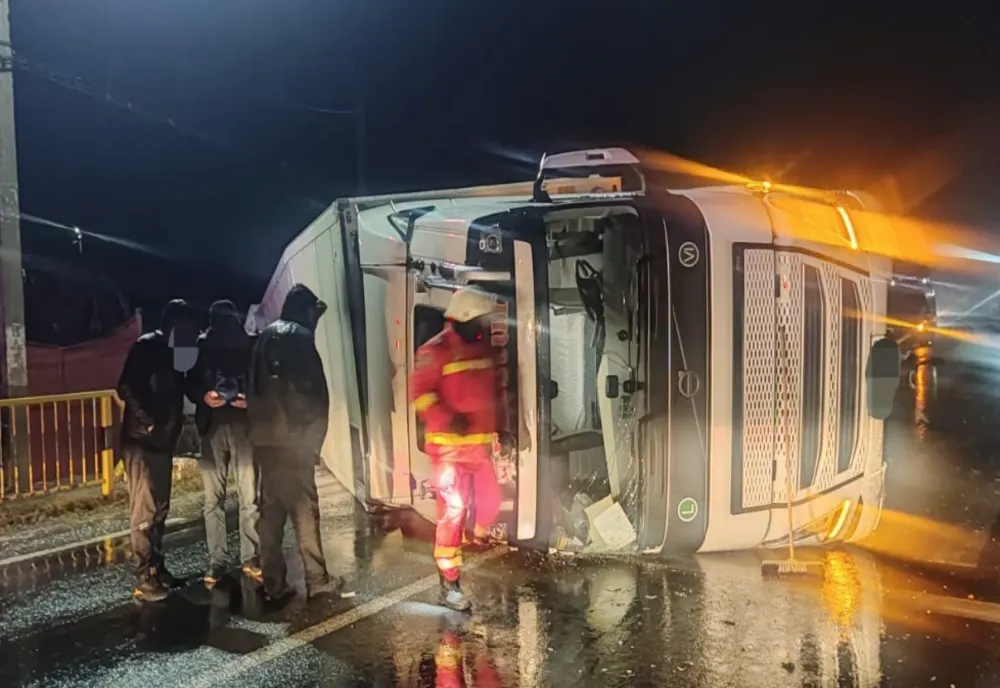 TIR încărcat cu portocale, răsturnat pe șosea