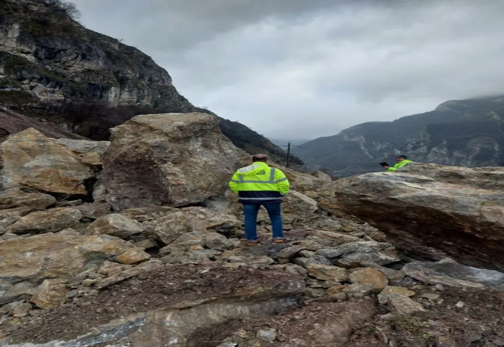 Probleme continuă pe drumul cu circulația oprită din cauza versantul fisurat din zona Berzasca 