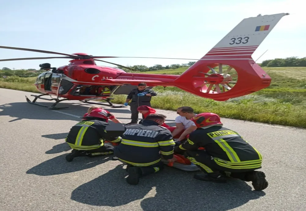 Grav accident rutier în Caraș-Severin. Cinci răniți, două victime încarcerate, intervine elicopterul SMURD