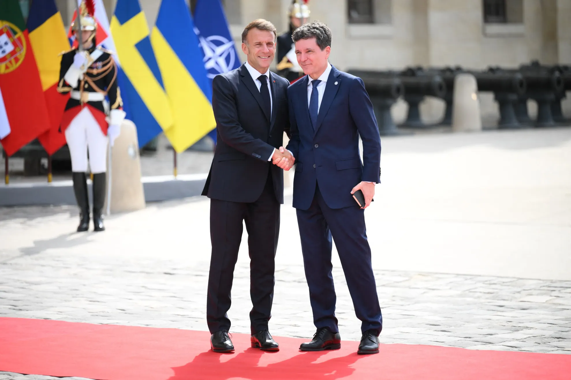 Emmanuel Macron și Nicușor Dan/ Profimedia 