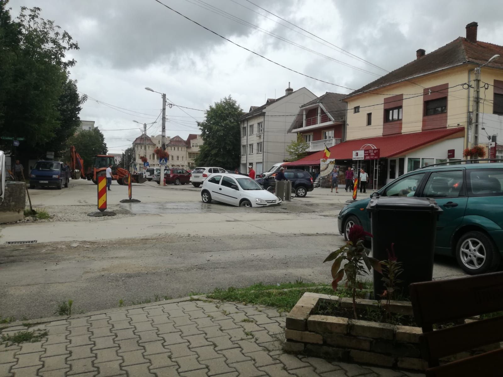 A intrat cu masina in asfalt in fata Politiei Caransebes (5)