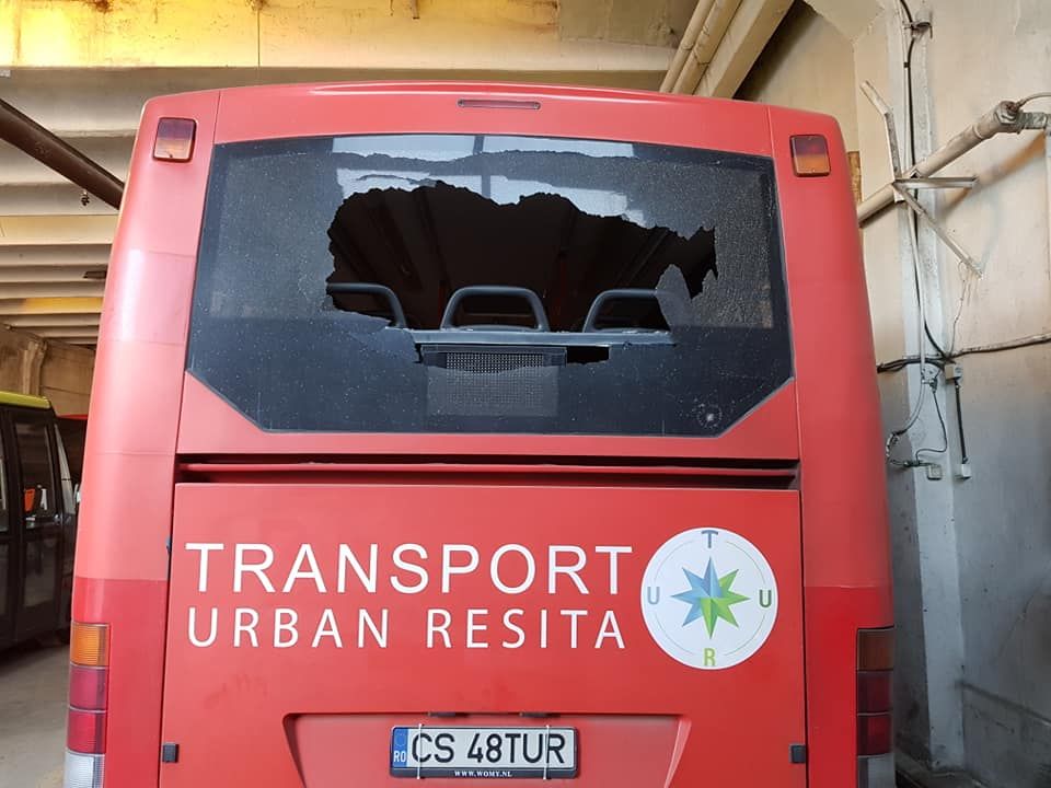 Societatea TUR autobuz parbriz spart