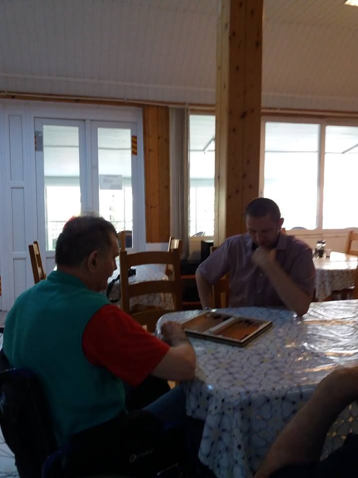 directorul Mirel Sabo joacă table cu românii la CPV Reșița (2)