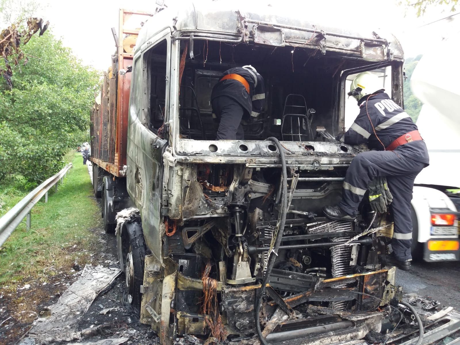 un camion cu lemne a luat foc