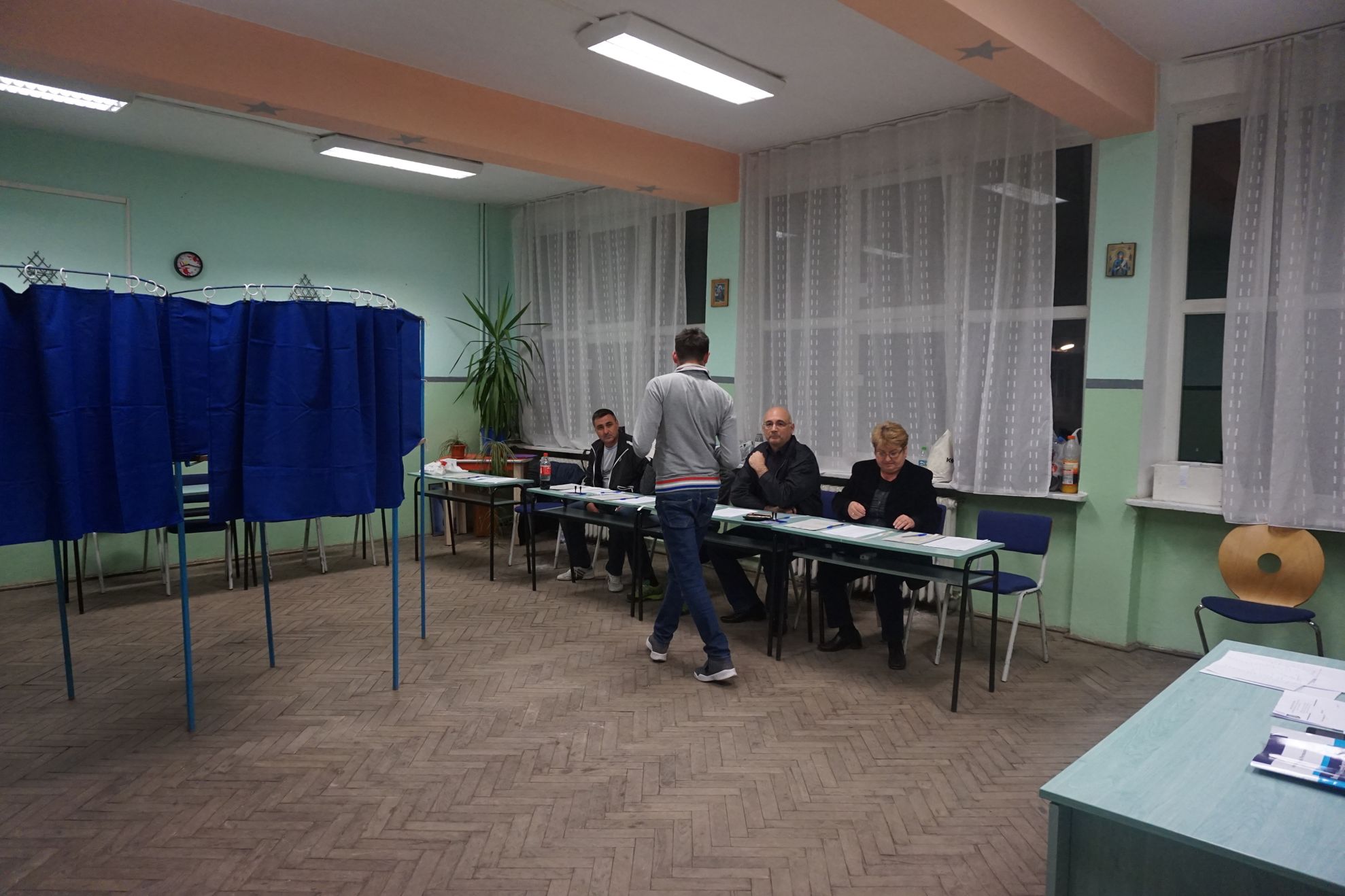 Sectie votare urna goala