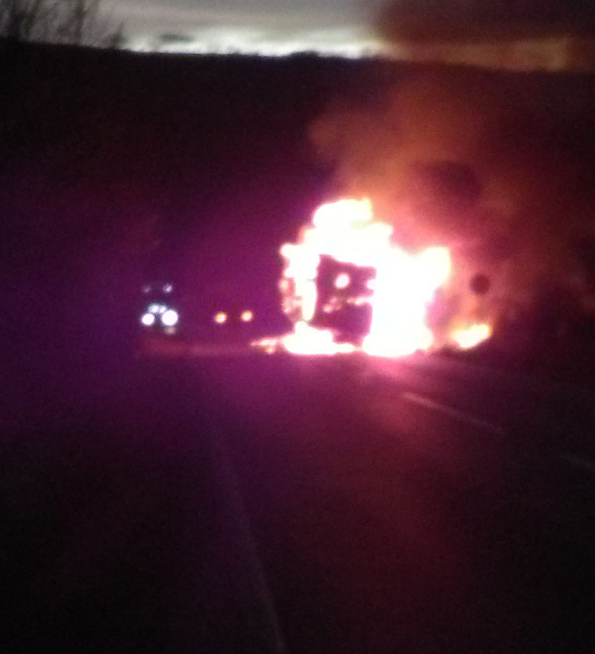 TIR în flăcări pe Dealul Ciregău (3)