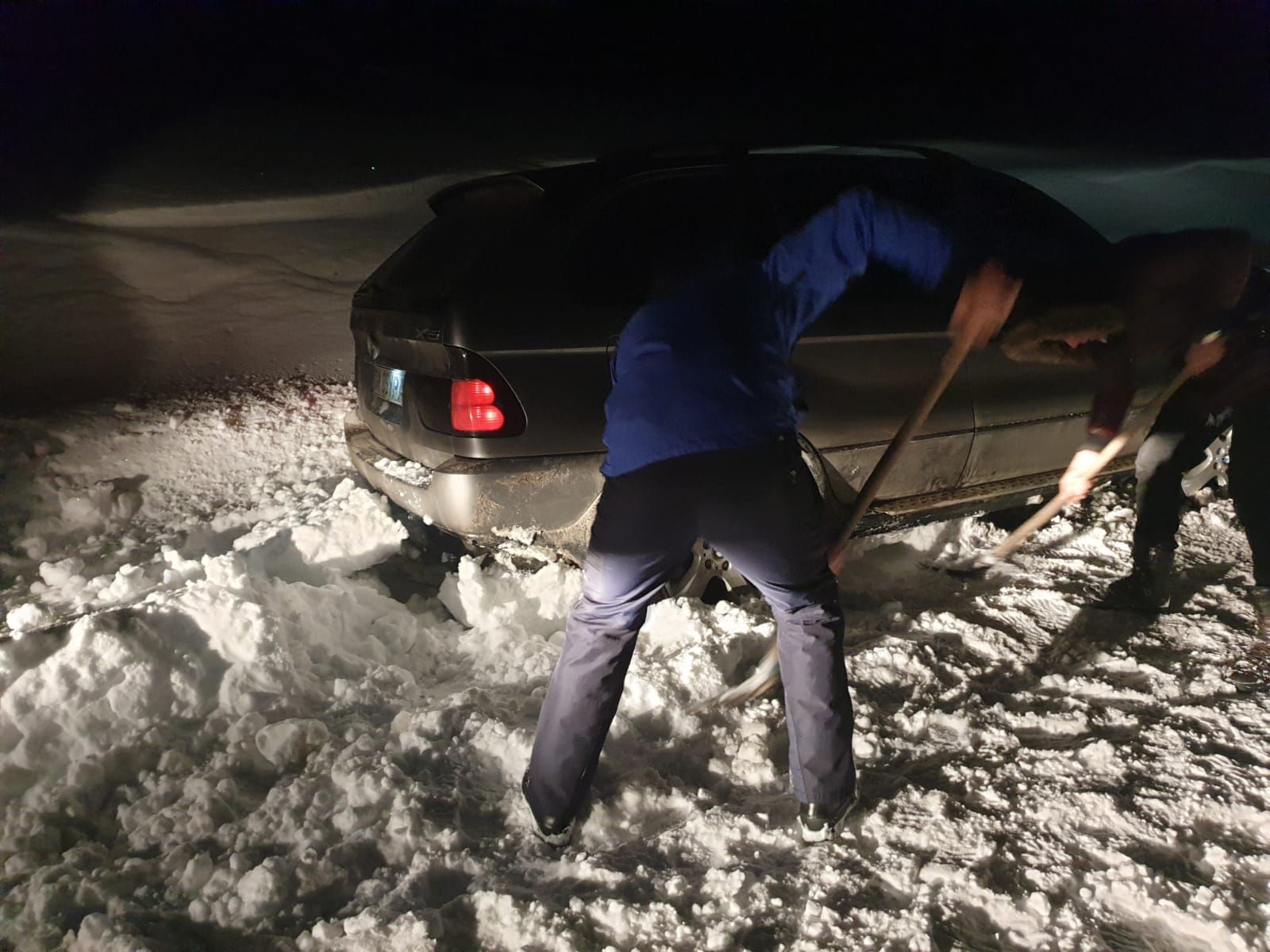 turisti inzapeziti pe slatina timis-valiug interventie jandarmi montani