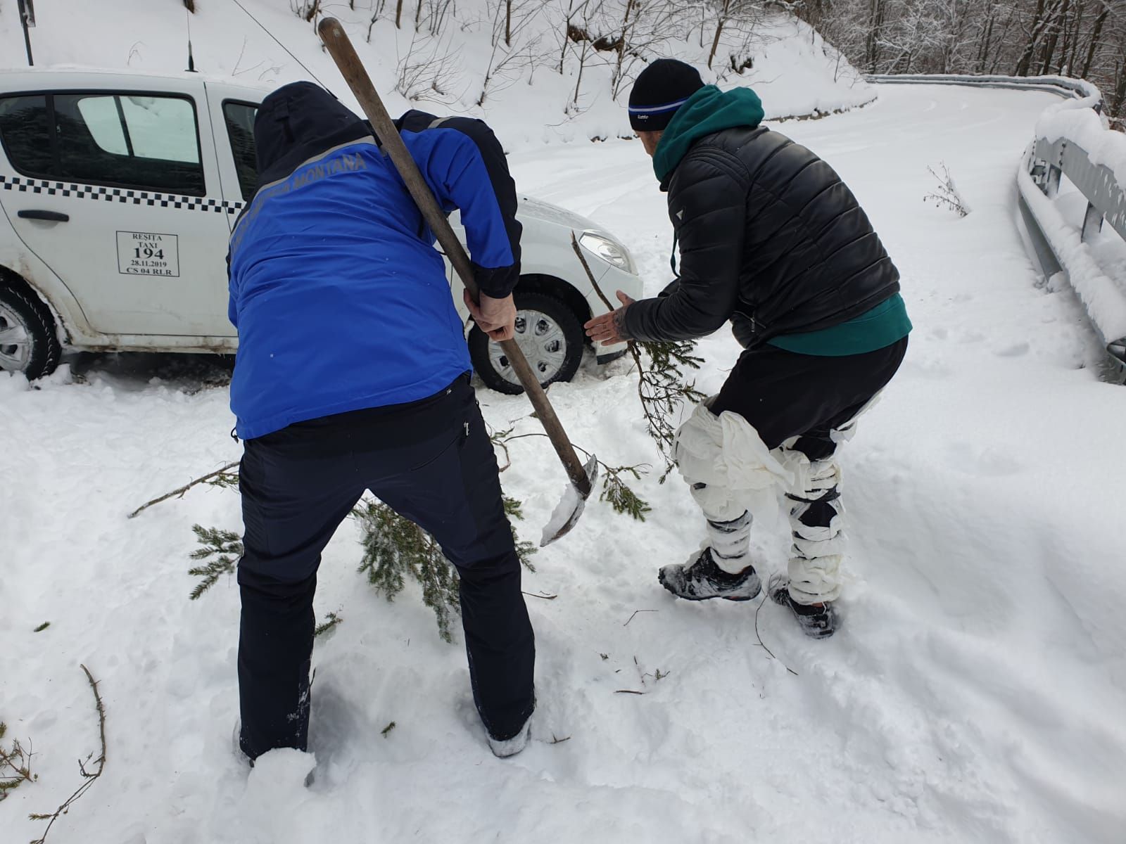 taximetrist salvat de jandarmi pe transalpina Banatului (2)