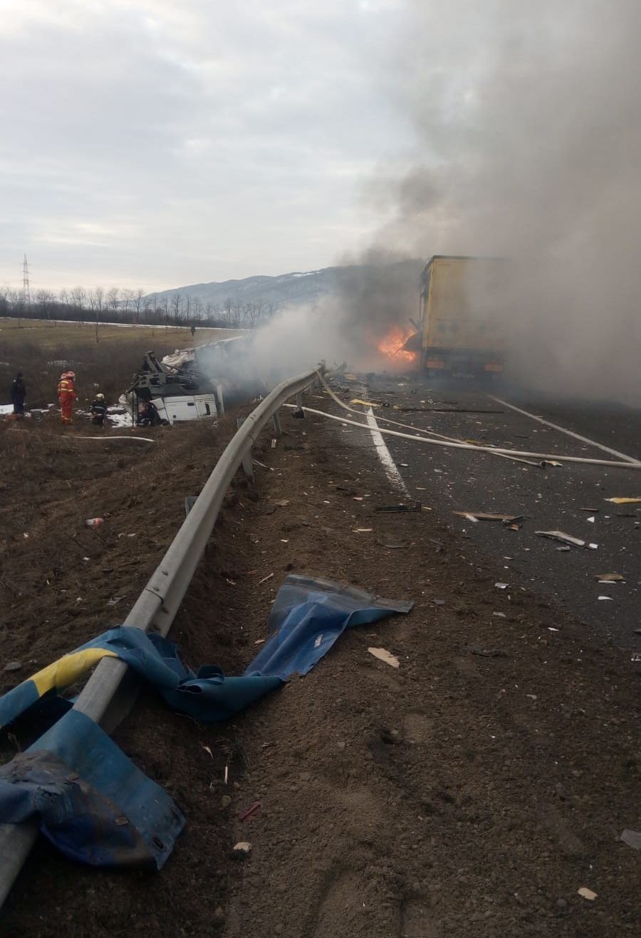 Doi morți după ce trei TIR-uri au fost implicate într-un carambol. Două TIR-uri au luat foc (5)