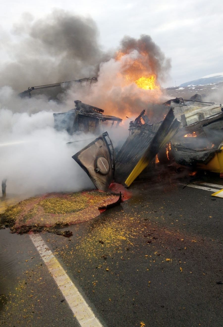 Doi morți după ce trei TIR-uri au fost implicate într-un carambol. Două TIR-uri au luat foc (8)