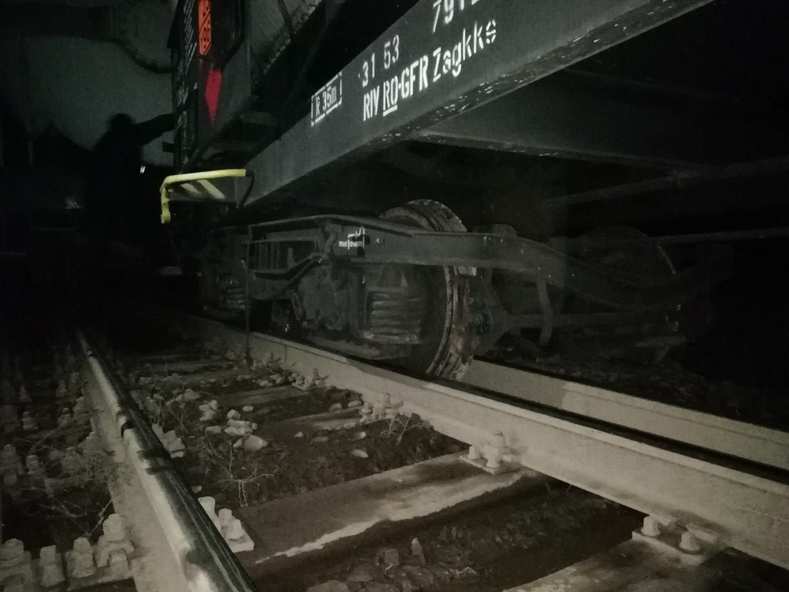 Un vagon din compunerea unui tren privat de marfă a deraiat de un boghiu la ieşire din staţia Topleţ, circulația feroviară blocată pe Magistrala Timișoara-București (3)