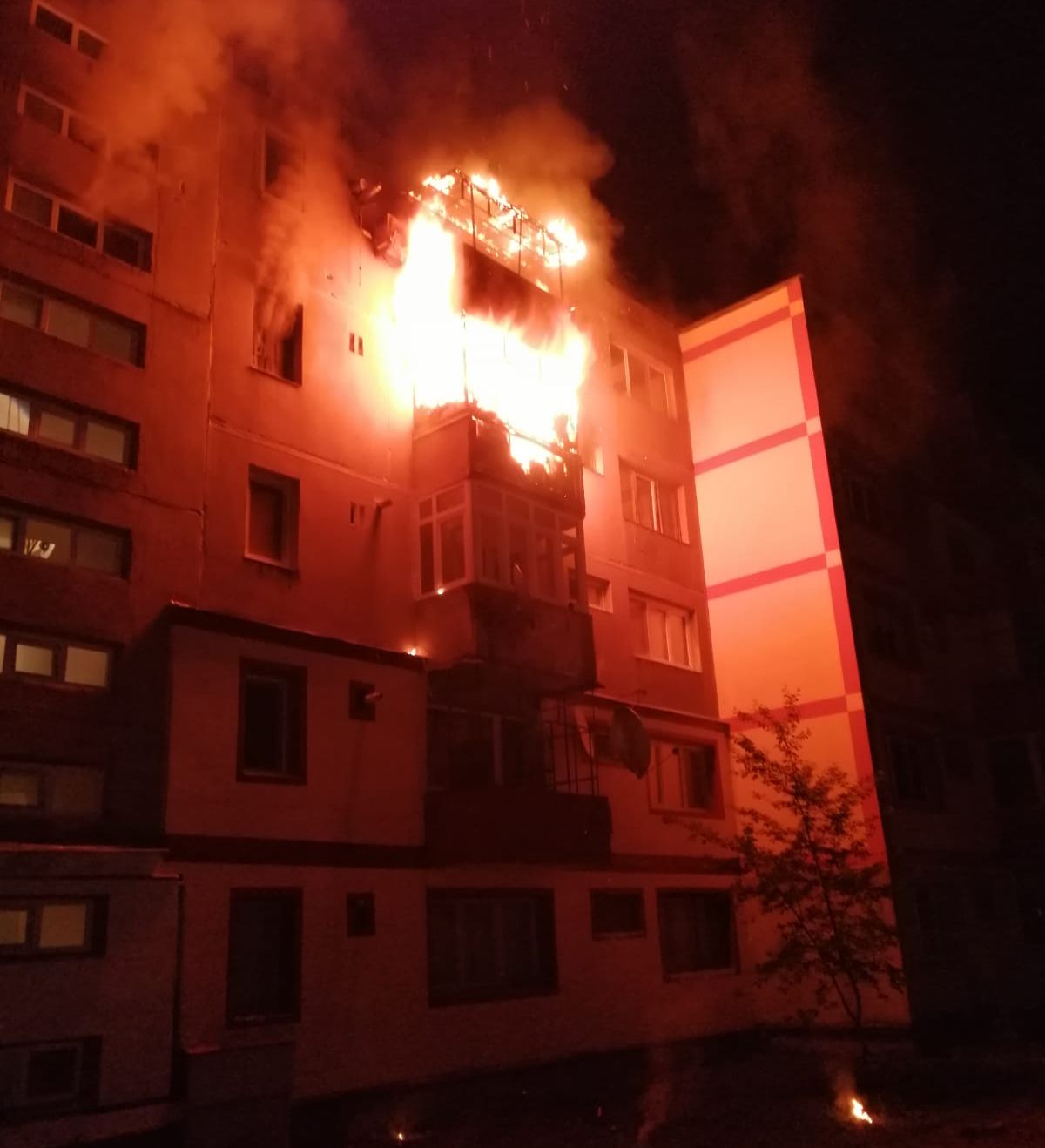 Incendiu puternic într-un bloc din Reșița un mort, 3 răniți și 21 de persoane evacuate (7)