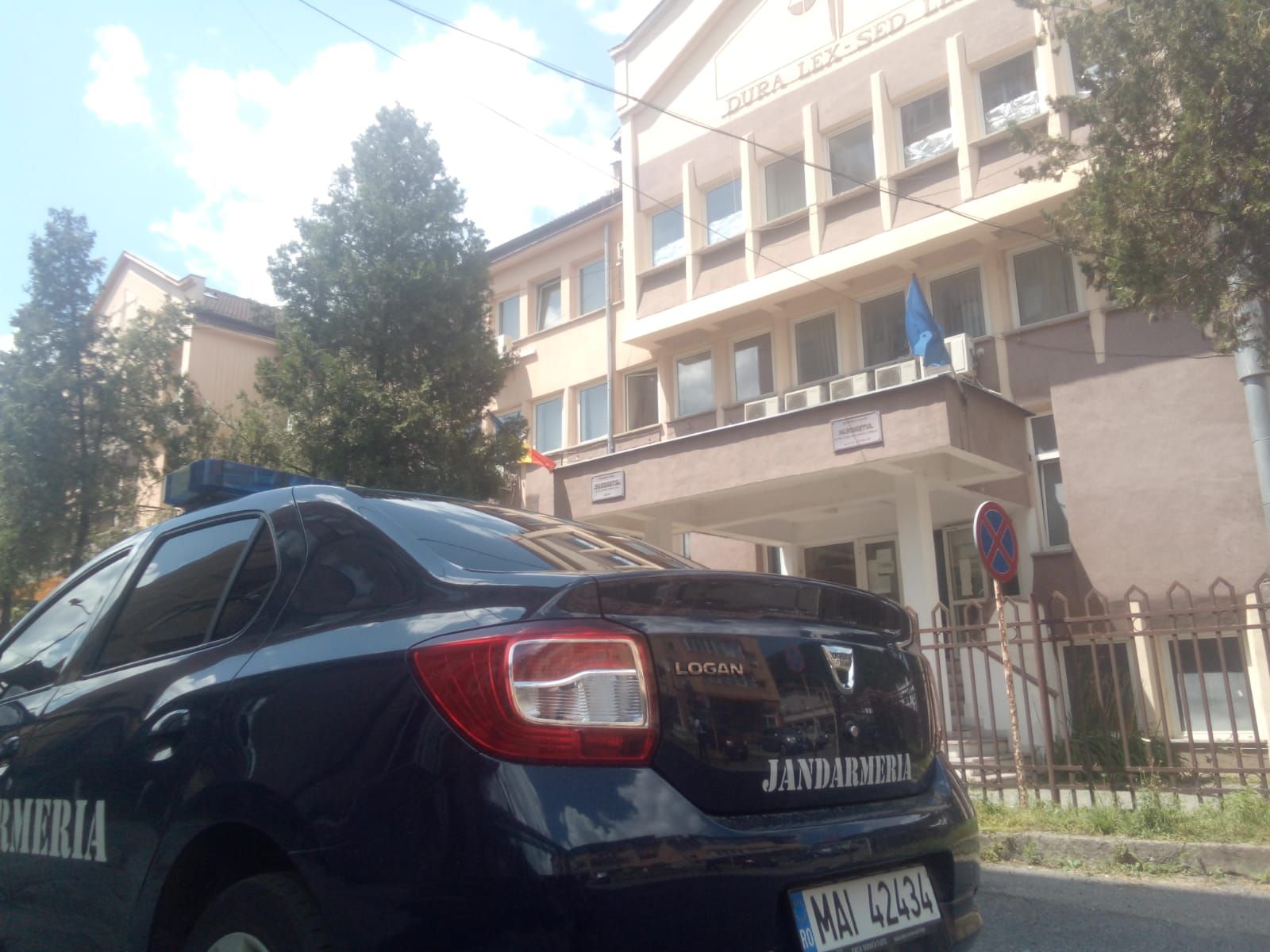 Patru persoane din județul Hunedoara au fost duse, luni, la audieri la sediul DIICOT Caraș-Severin, fiind suspectate că, în ultimele luni, au falsificat bancnote de 50 și 100 de euro, cu care ar fi cumpărat cai, în urma unor anunțuri de pe internet, din j