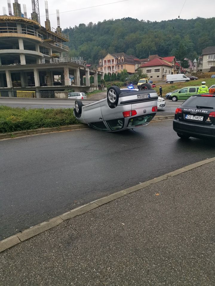 autoturism răsturnat în Centrul resitei (1)