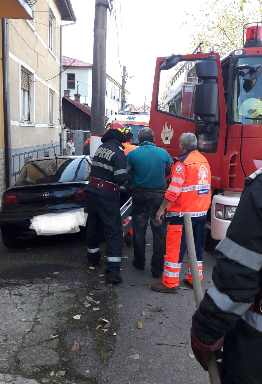 Pompierii din Caraș-Severin au intervenit pentru salvarea unei persoane care a fost surprinsă sub un mal de pământ în timp ce efectua lucrări de excavație într-o gospodărie din Reșița (1)