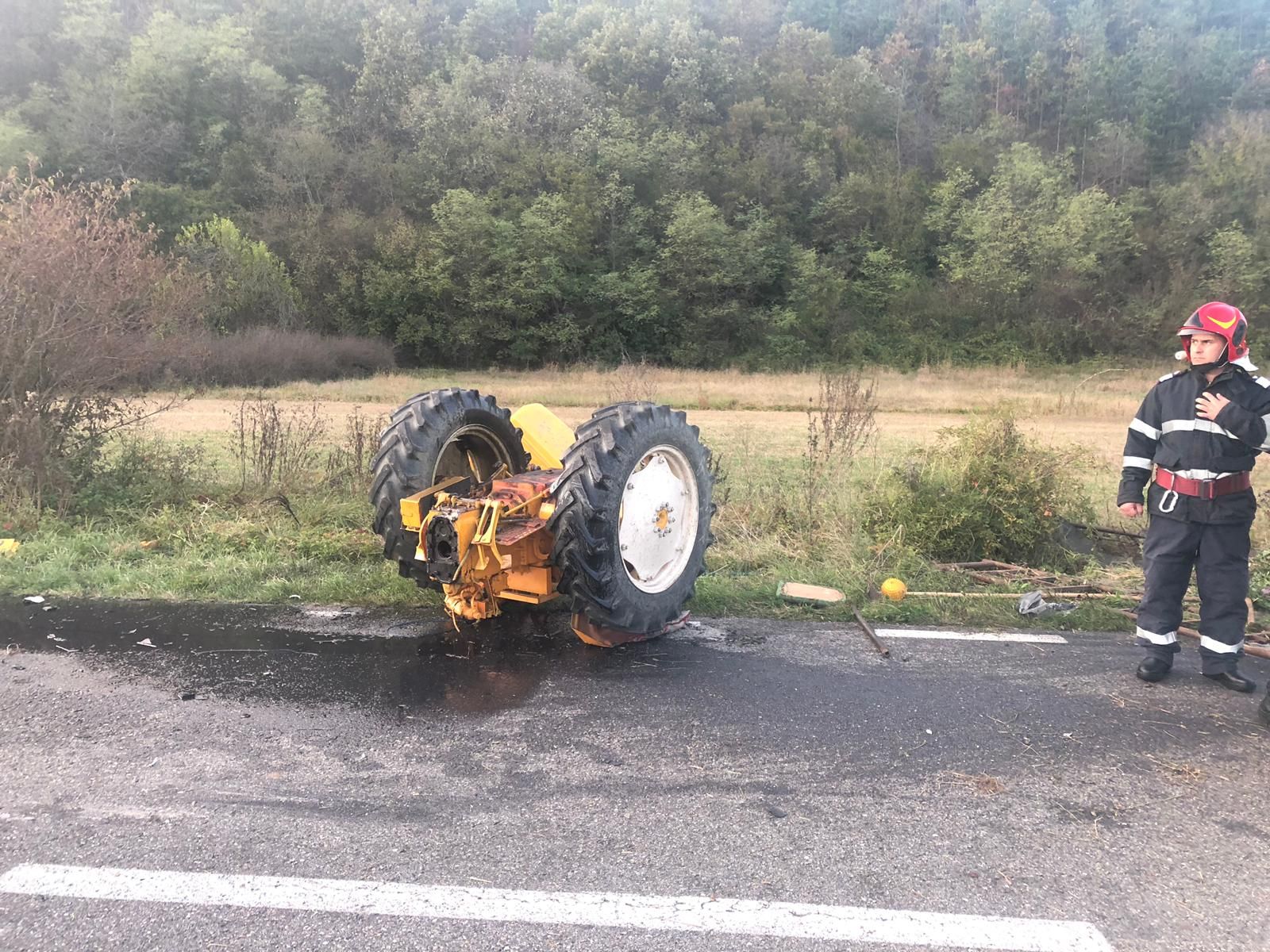 tractor rupt in două în urma unui accident