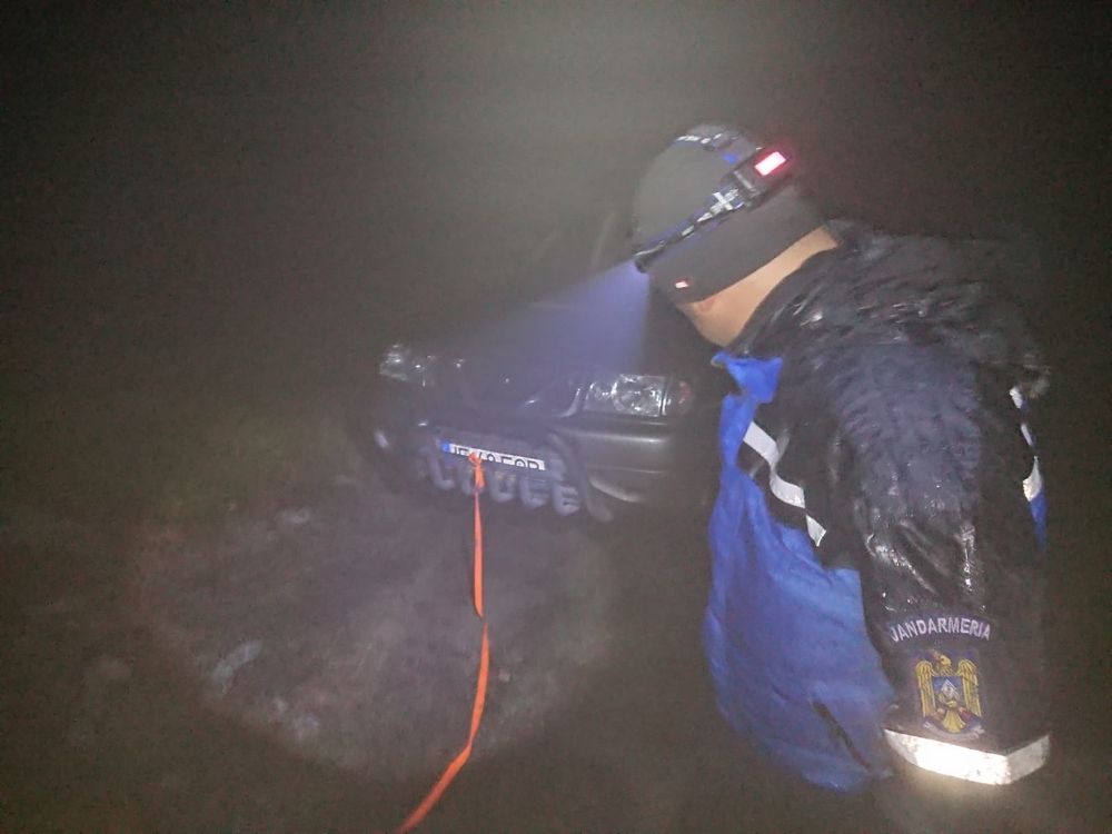 O familie cu un bebeluș în vârstă de 10 luni a fost salvată de jandarmi