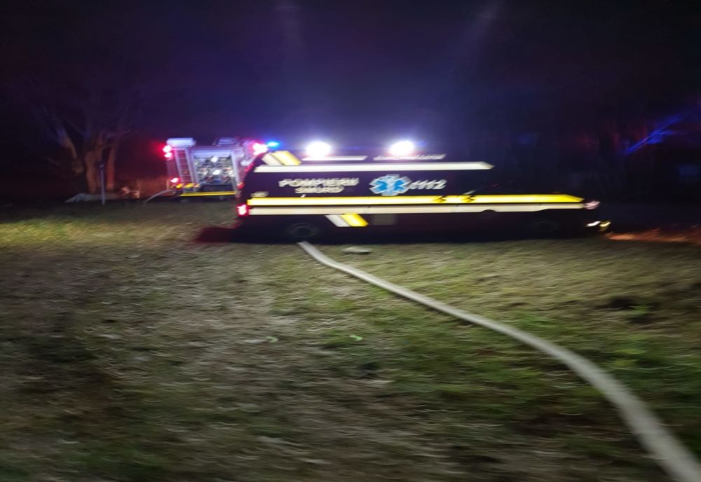 O vilă din Văliug a fost cuprinsă de flăcări FOTO