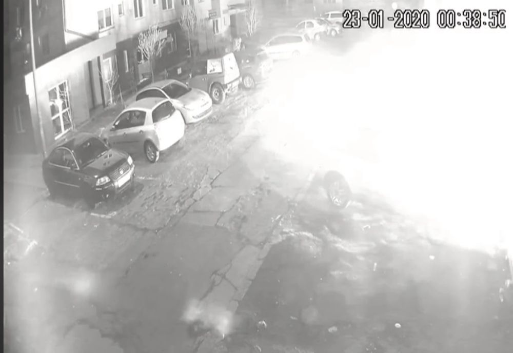 Au apărut imagini cu mașina polițistului de la Rutieră incendiată VIDEO