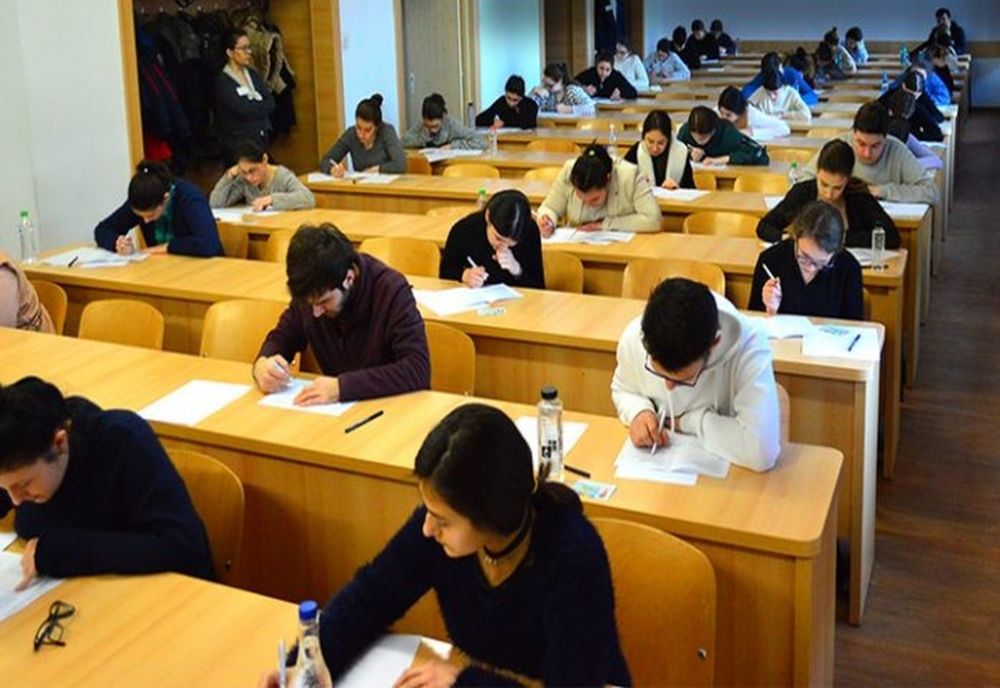 Elevii se întorc din vacanță