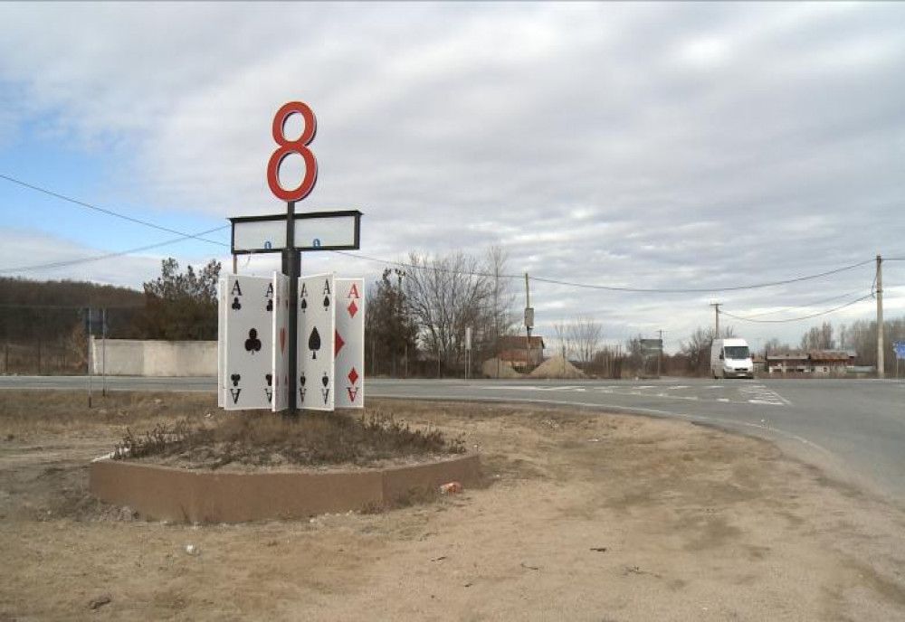  La intrarea în comuna olteană Optași au apărut opt ași. În satul cu numele Paris a fost montat un mic turn Eiffel 