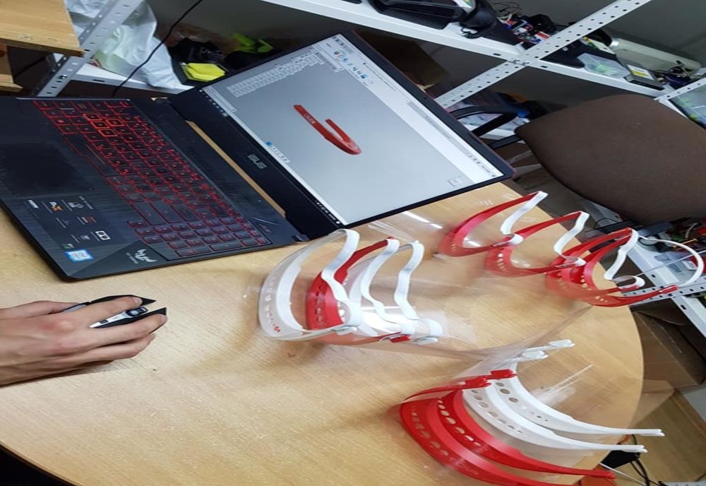 Universitatea ,,Eftimie Murgu” din Reşiţa produce și a donat viziere de protecţie pentru personalul medical VIDEO