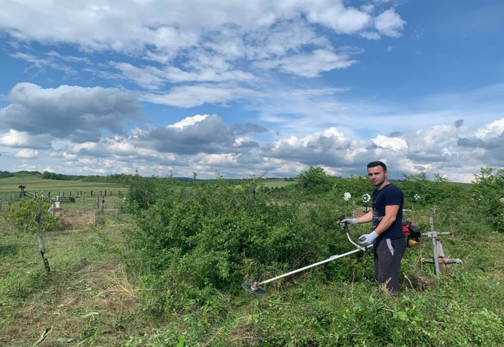 Acțiune de curățare a vegetației în cimitir la Comorâște, cu mic, cu mare la voluntariat VIDEO