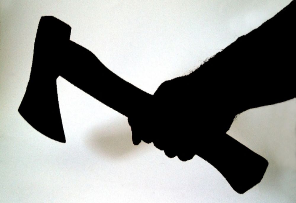 Și-a amenințat mama că o omoară! Un reșițean a fost ridicat de jandarmi și va fi investigat medical VIDEO